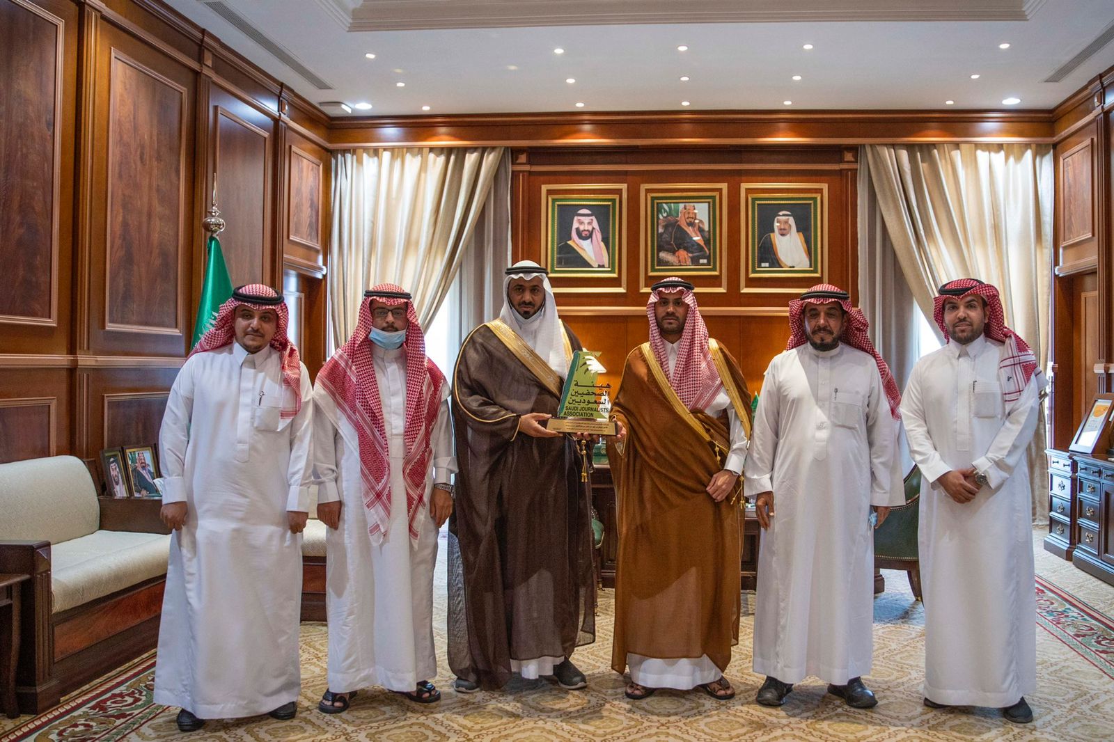 نائب أمير حائل يستلم تقرير هيئة الصحفيين