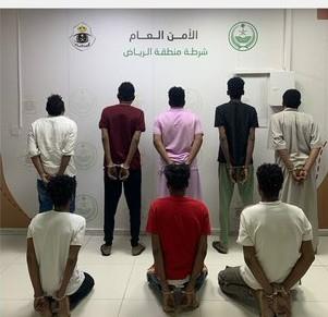 القبض على مقيمَين و6 مخالفين لاحتيالهم على مستخدمي أجهزة الصرافات الآلية بالرياض