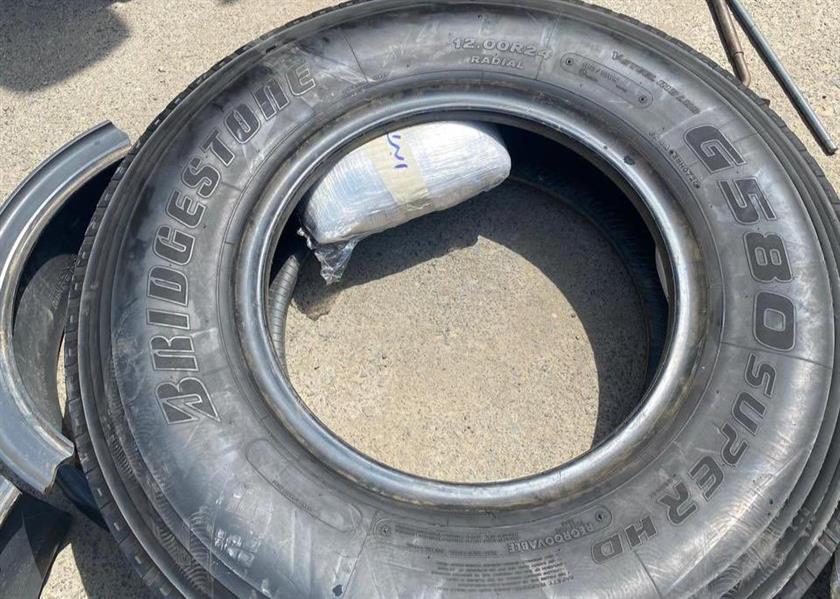 ضبط 297 كيلوجرامًا من الحشيش المخدر مخبأة في إطارات شاحنة بجدة