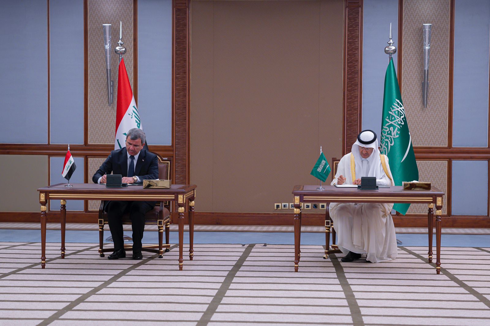 وزير الطاقة يوقع المحضر التنفيذي لاتفاق مشروع الربط الكهربائي بين المملكة وجمهورية العراق