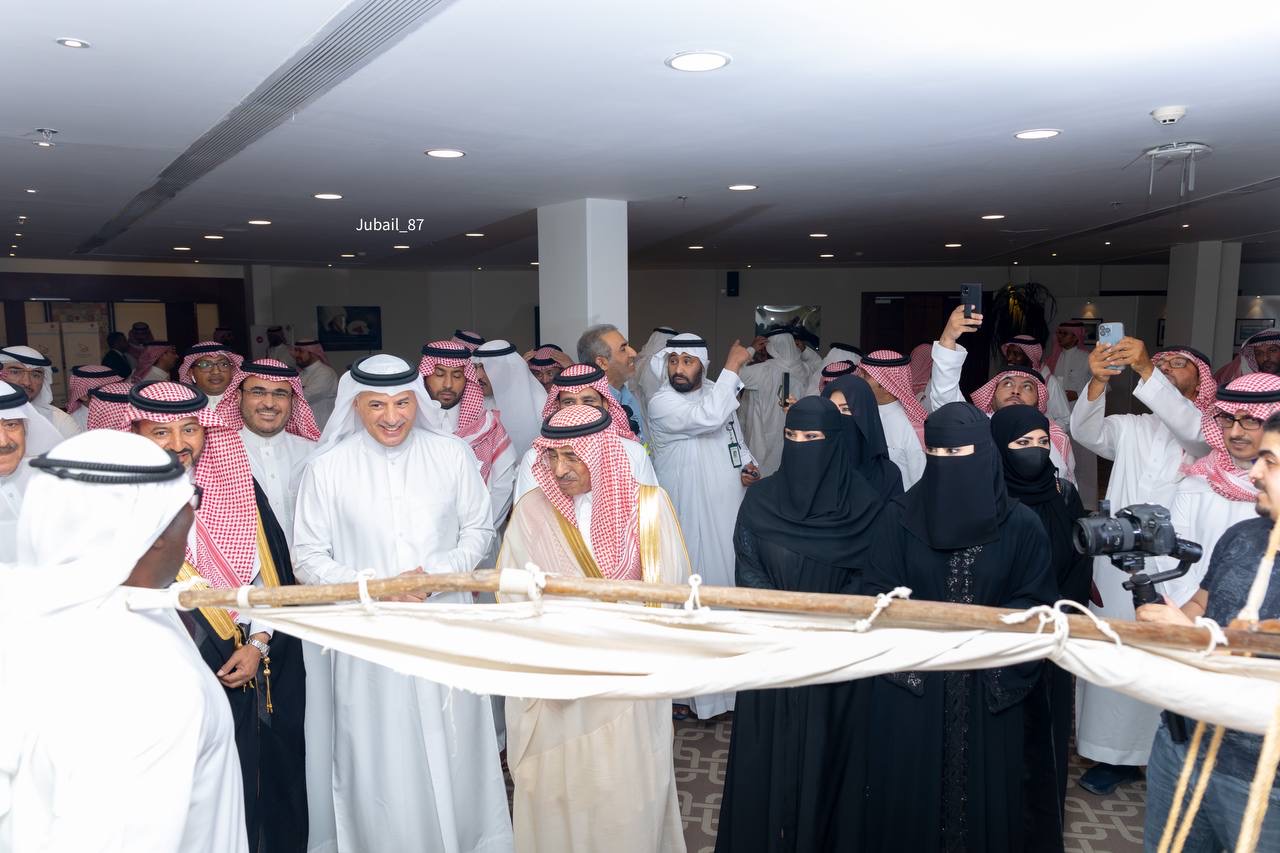 بالصور.. " العسكر " يفتتح معرض " النوخذة " الفني بالجبيل