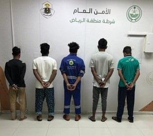 القبض على 5 مقيمين سرقوا معدات وأغطية حديدية من مواقع تحت الإنشاء بالرياض