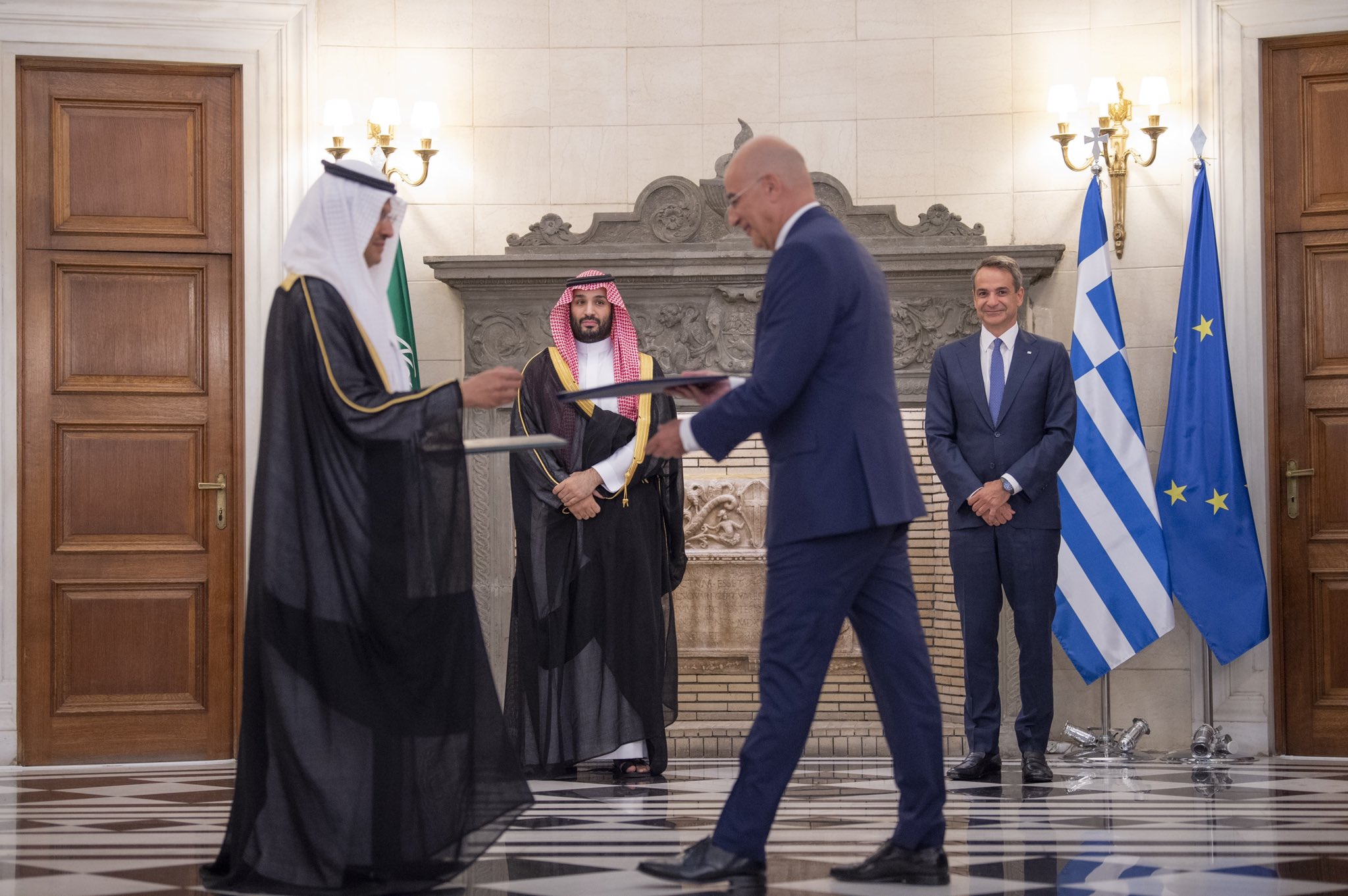 ولي العهد ودولة رئيس وزراء اليونان يشهدان توقيع وتبادل عدد من الاتفاقيات ومذكرات التفاهم الثنائية