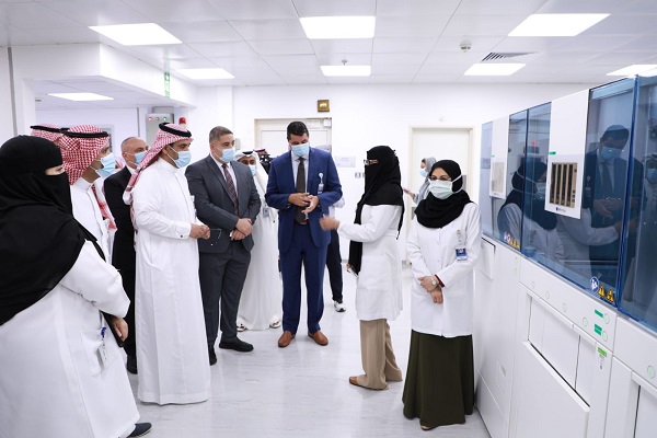 الدمام.. المختبر الآلي ينقل 8 آلاف عينة وينهي أكثر من 5 آلاف فحص في الساعة