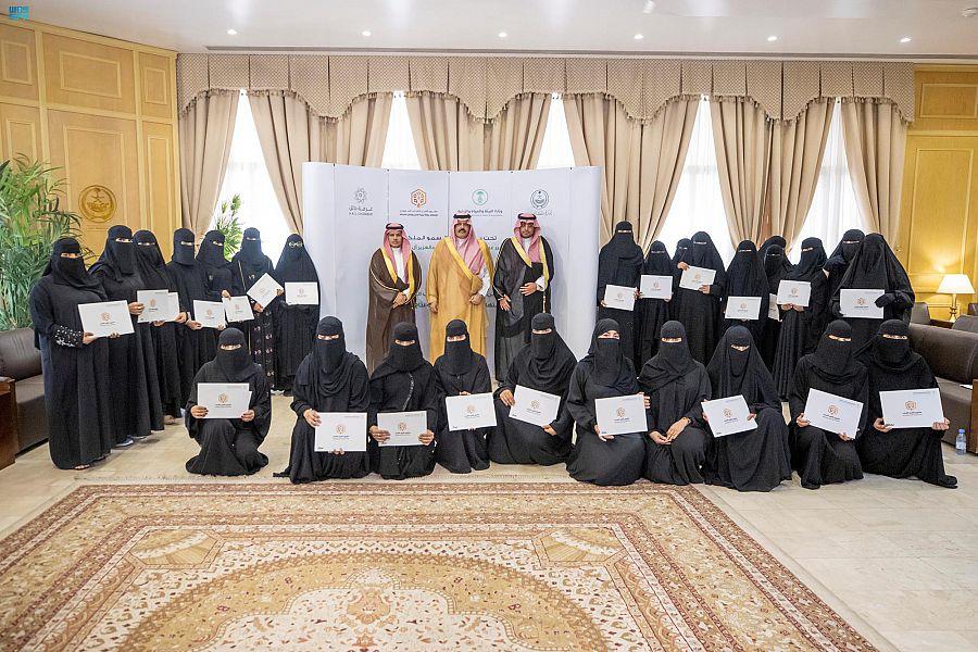أمير حائل‬⁩ يرعى حفل تخريج متدربي مشروع تأهيل الشباب لامتهان حرفة تربية النحل وإنتاج منتجاته