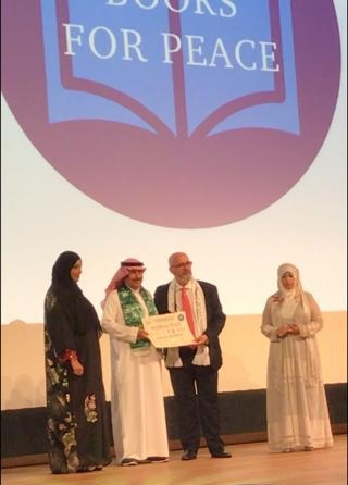 تكريم الإعلامي " الشمري " على "كتب السلام الدولية"