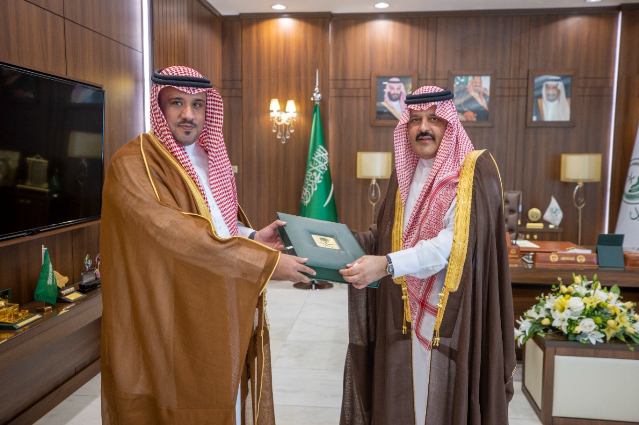سمو أمير منطقة حائل يستقبل مدير عام التعليم بالمنطقة