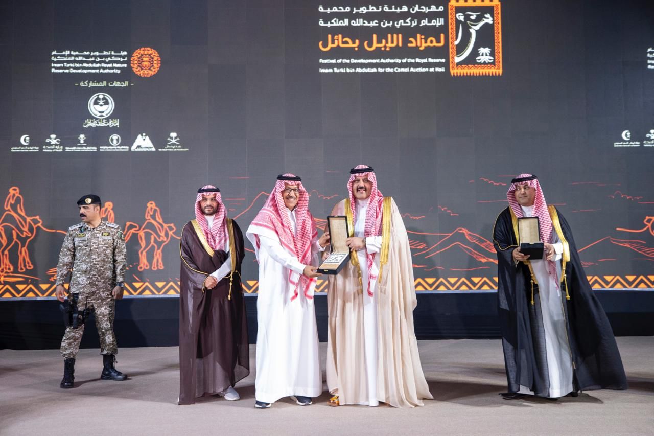أمير حائل يكرم "البيئة" نظير مشاركتهم في مزاد تربة حائل للإبل