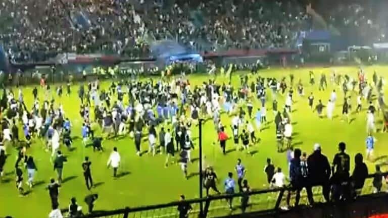 مقتَل 174 شخصاً بسبب أعمال شغب خلال مباراة كرة قدم في إندونيسيا