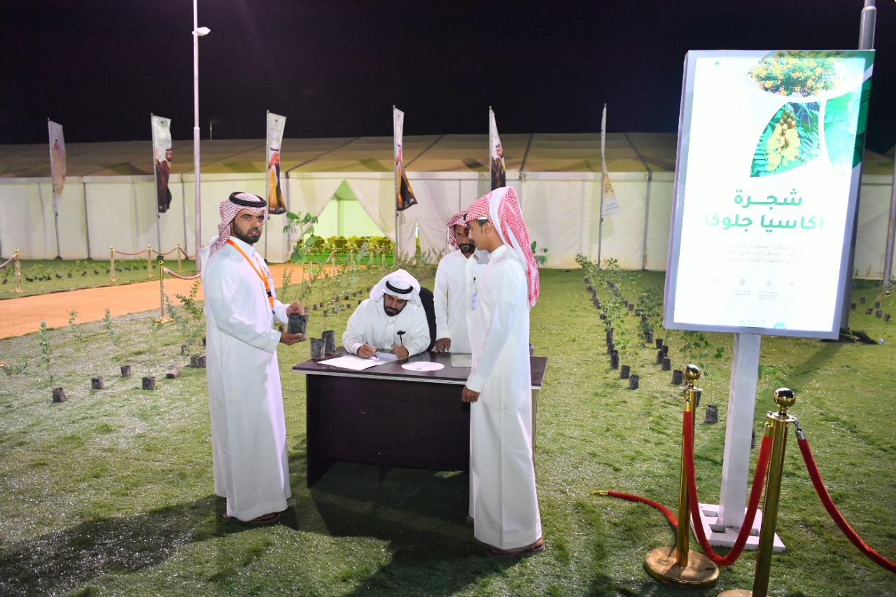 بلدية تربة حائل تشارك في مهرجان مزاد الابل وتوزع 1000 شتلة