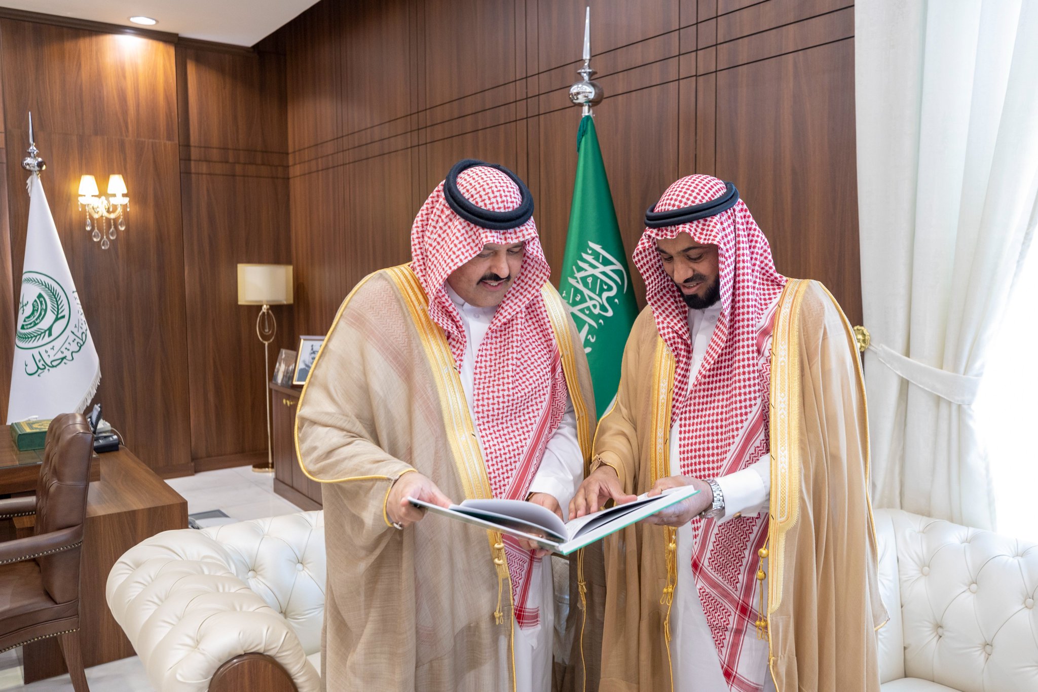 أمير منطقة حائل يتسلم التقرير السنوي لفرع هيئة الصحفيين بالمنطقة