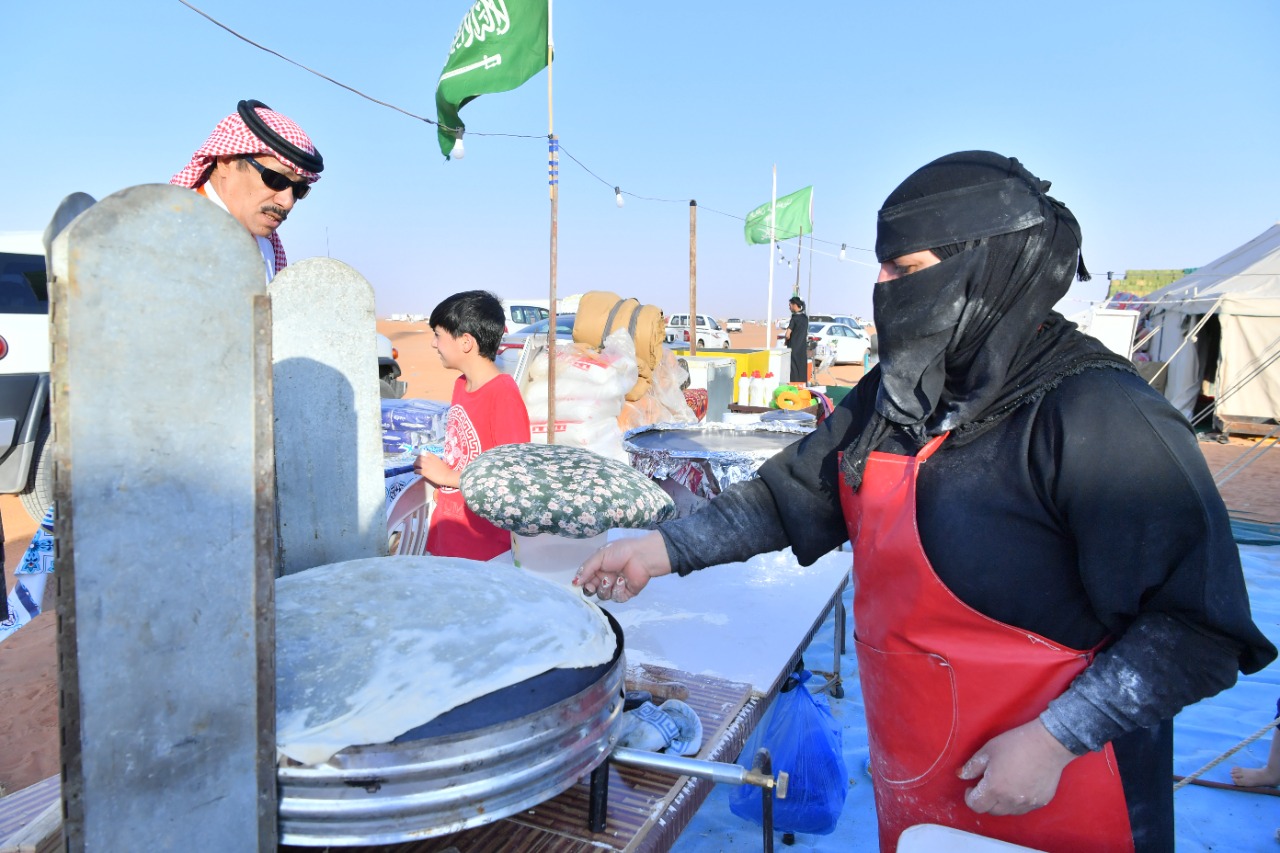 الاسر المنتجة في مزاد تربة حائل للإبل.
