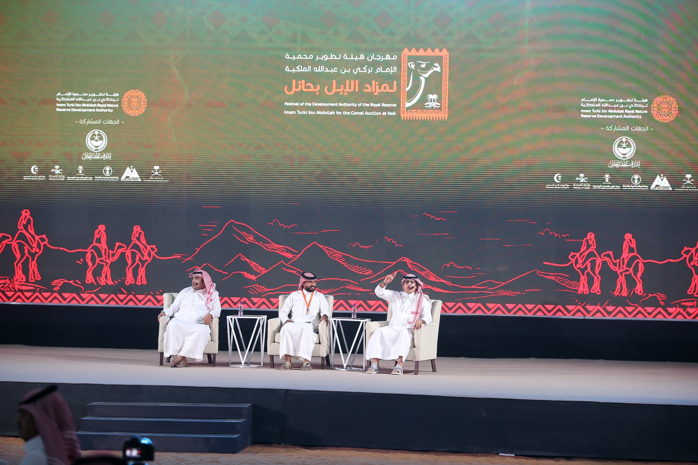 العواجي والخلاوي والضبعان يتألقون في مهرجان مزاد الإبل