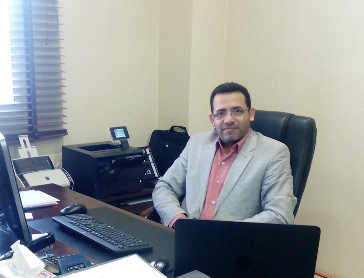 ” عمر ” يضيئ منزل الدكتور جمال الخليفة