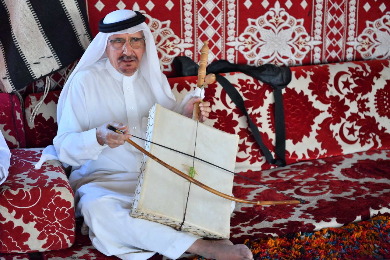 الربابة تجذب زوار مهرجان مزاد الإبل بتربة حائل