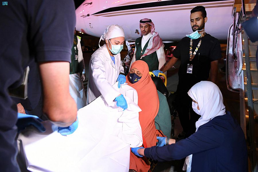 وصول مصابي الحادث الإرهابي في أحد فنادق مقديشو إلى المملكة لتلقي العلاج