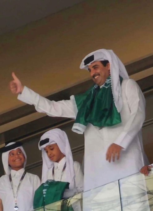 بالفيديو ..أمير قطر يرفع علم السعودية أمام الأرجنتين