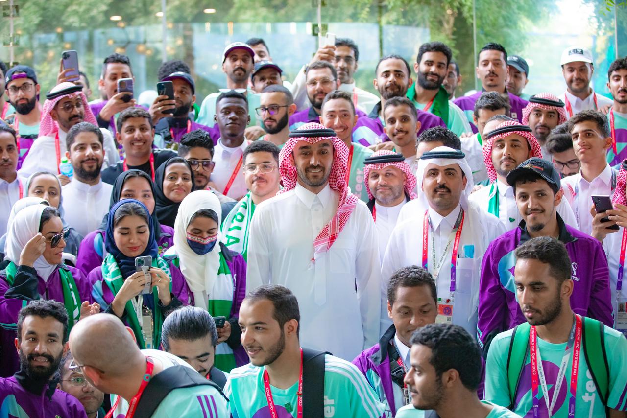 وزير الرياضة يلتقي متطوعين ومتطوعات سعوديين ساهموا في تنظيم مونديال كأس العالم 2022 بقطر