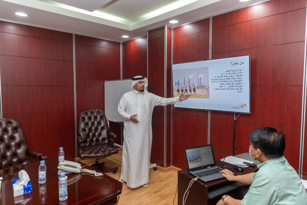 إدارة ″الشلوي العالمية للتجارة والمقاولات ″ تطلع على أعمال ميدان فروسية الجبيل