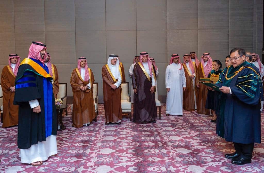 ولي العهد يتسلم شهادة الدكتوراه الفخرية من جامعة كاسيتسارت التايلندية