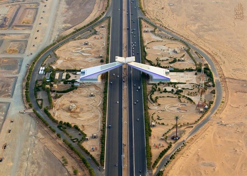 "أمانة العاصمة المقدسة" تشرع في إجراء صيانة بمجسم بوابة مكة.. وتدعو لتوخي الحذر
