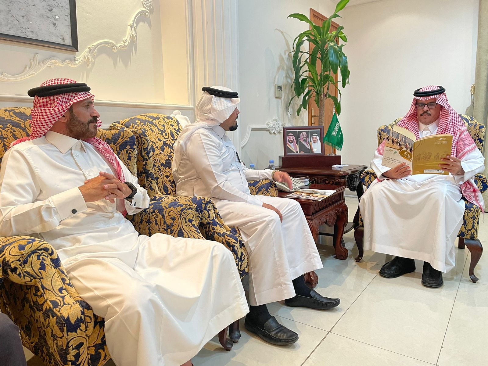 وفد من "إدارة ميدان فروسية الجبيل" يزور محافظ الجبيل الأستاذ منصور الداود