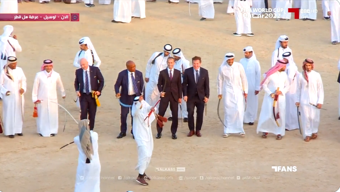 فيديو.. وزير الرياضة وأمير قطر ورؤساء فيفا والكاف يؤدون العرضة بمناسبة اليوم الوطني القطري