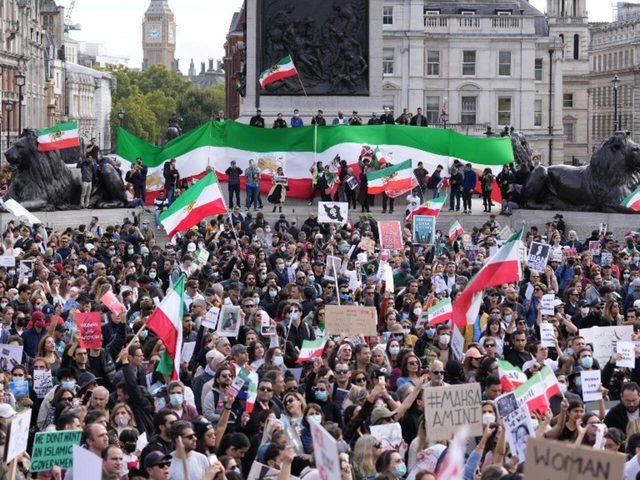 متظاهرون في جنوب شرق إيران ينتقدون الزعيم الأعلى مع تجدد الاحتجاجات