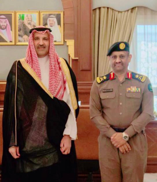 أمير منطقة المدينة المنورة يُقلد مساعد مدير الدفاع المدني بالمنطقة رتبة "لواء"