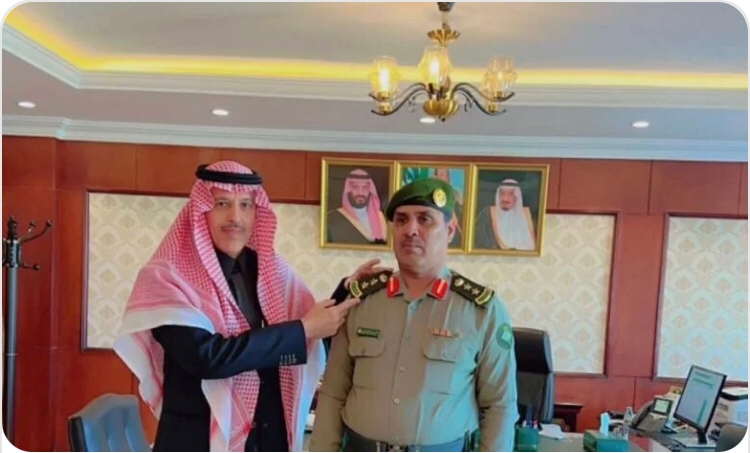محافظ تيماء يقلد العقيد العنزي رتبته الجديدة