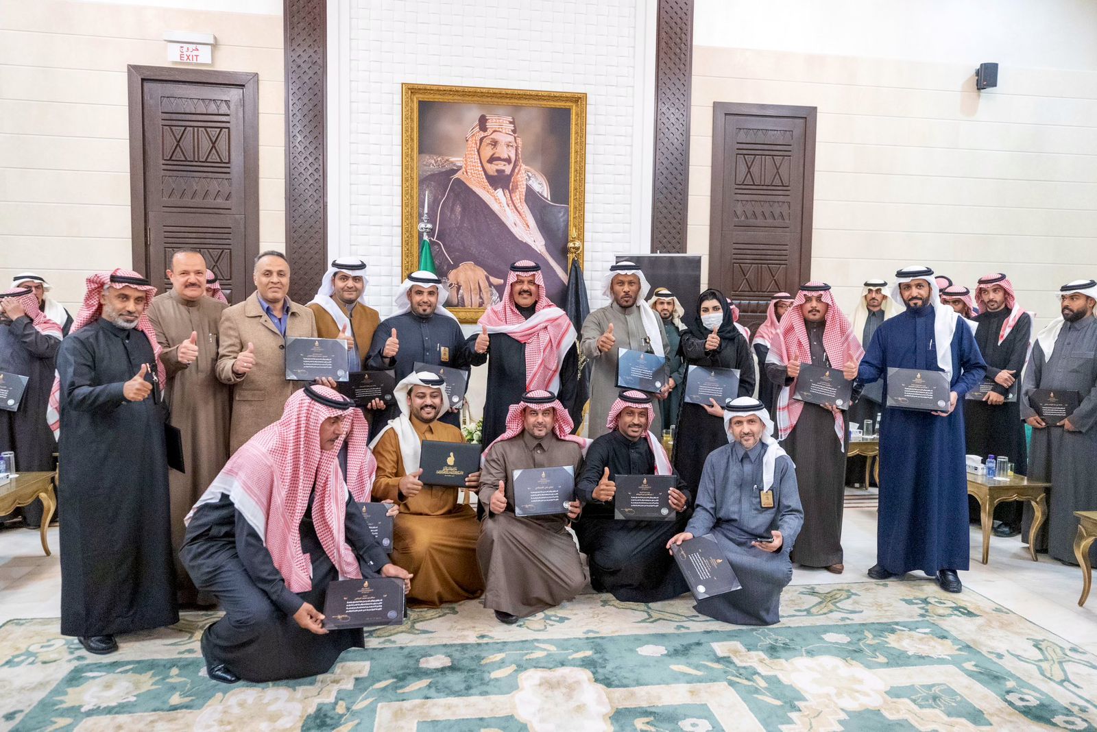 أمير منطقة حائل يكرم أعضاء اللجان التنظيمية لـجائزة سموه "بصمة" في نسختها الخامسة
