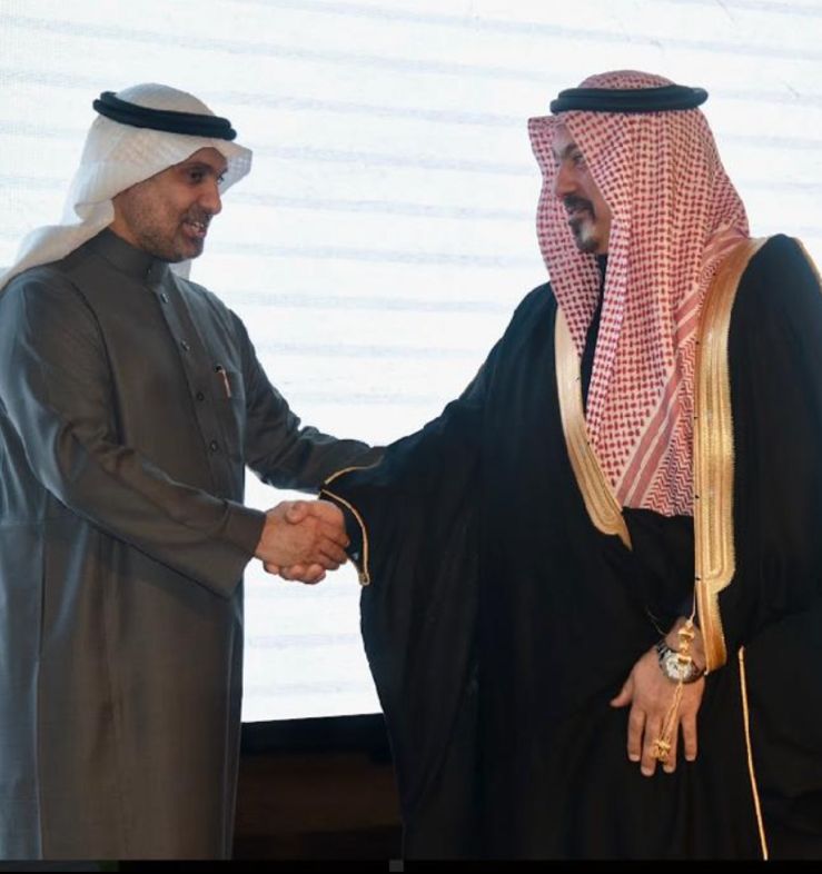 وزير الصحة يكرم الأستاذ فيصل بن مساعد السيف