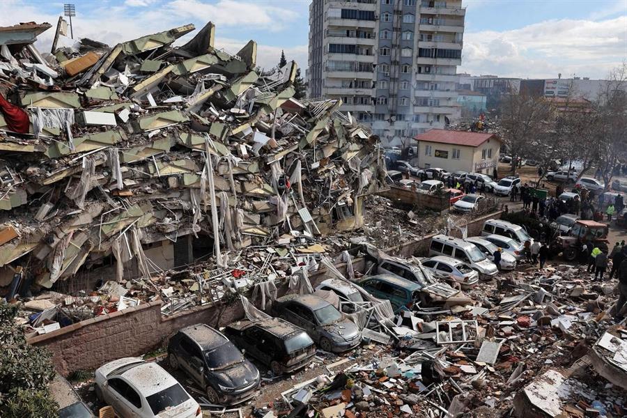 ارتفاع عدد ضحايا زلزال تركيا وسوريا إلى أكثر من 8300 قتـيلاً..وتواصل البحث عن ناجين