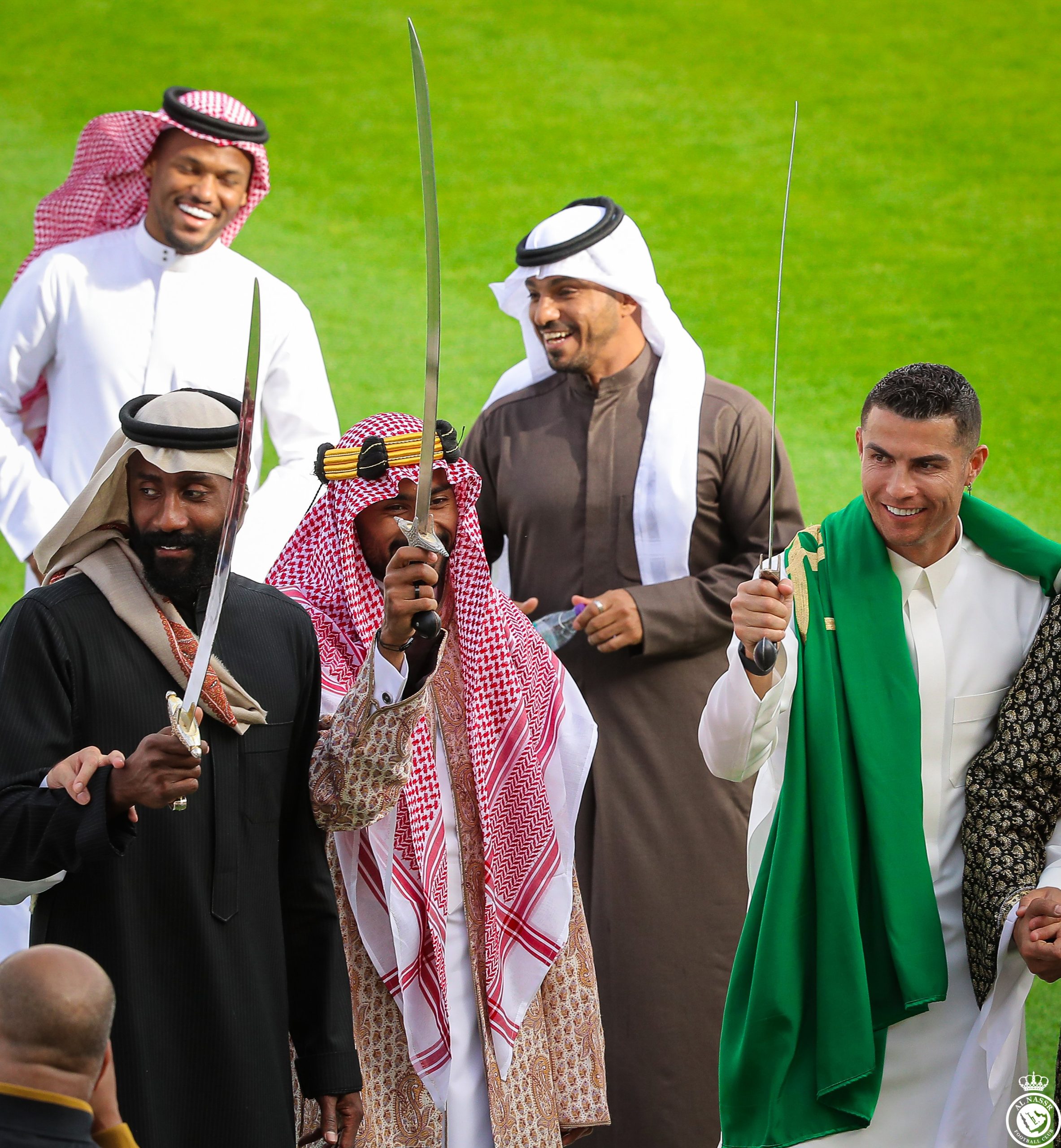 رونالدو يرتدي الزي السعودي ويؤدي العرضة احتفالًا بيوم التأسيس (فيديو)