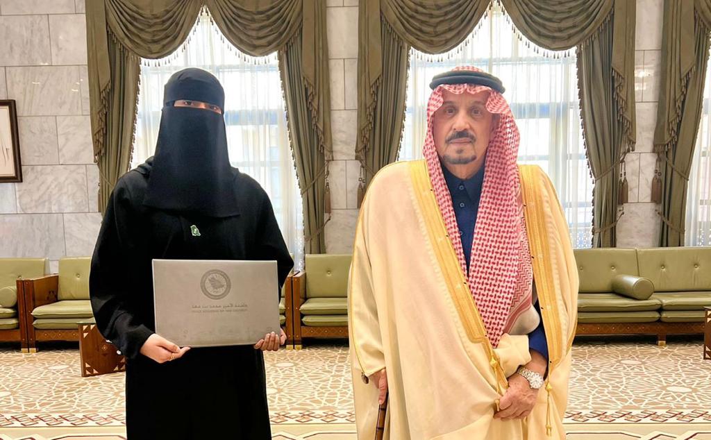 أمير منطقة الرياض يكرم الطالبة آمان البطيان