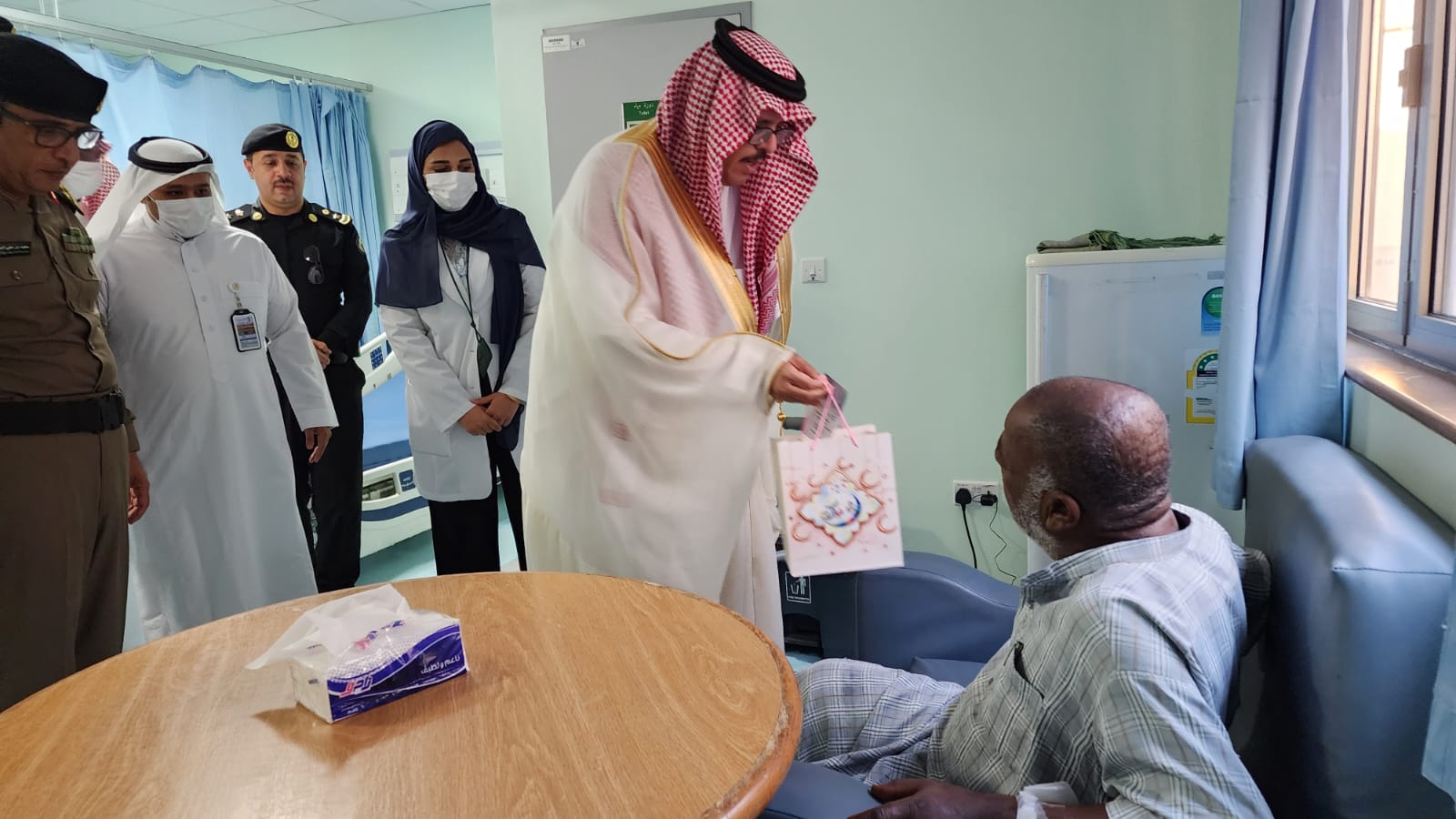 محافظ الجبيل "الداود" يزور المرضى ويستقبل المهنئين بعيد الفطر المبارك