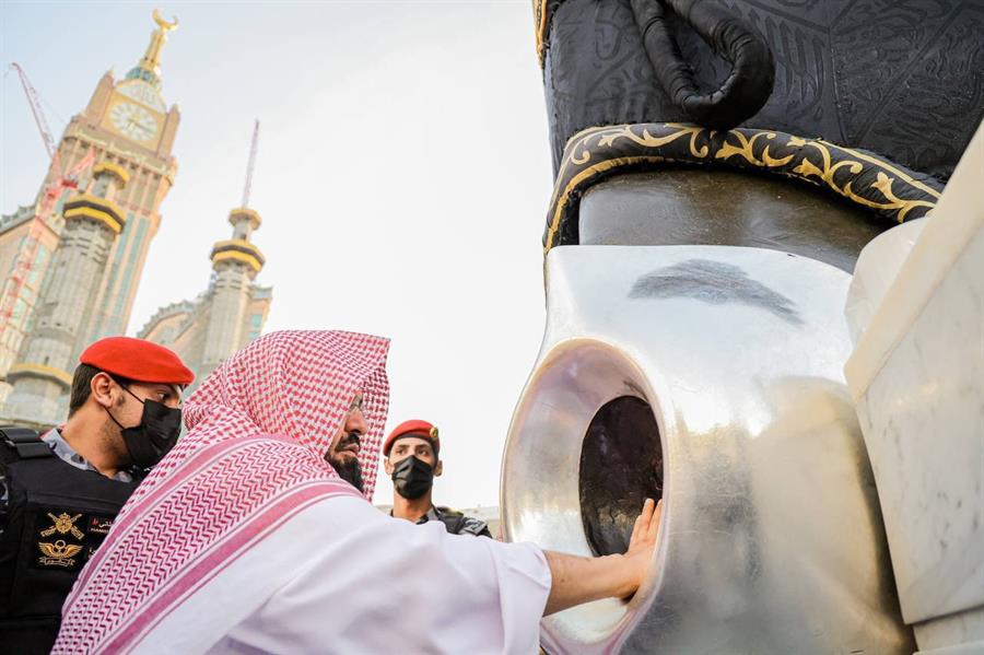 "رئاسة الحرمين" تطيب الحجر الأسود والكعبة المشرفة