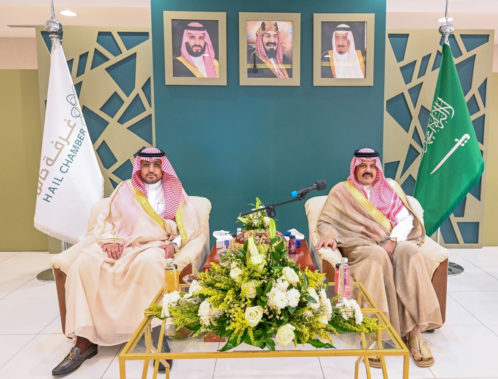 أمير حائل يزور غرفة حائل ويلتقي رئيس وأعضاء الغرفة وأعضاء اللجان