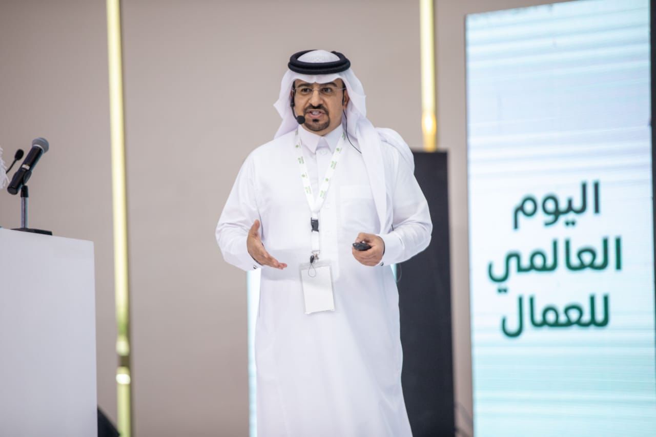 الدكتور القرني" يكشف التحديات التي تواجه الشركات بسبب "الذكاء الاصطناعي