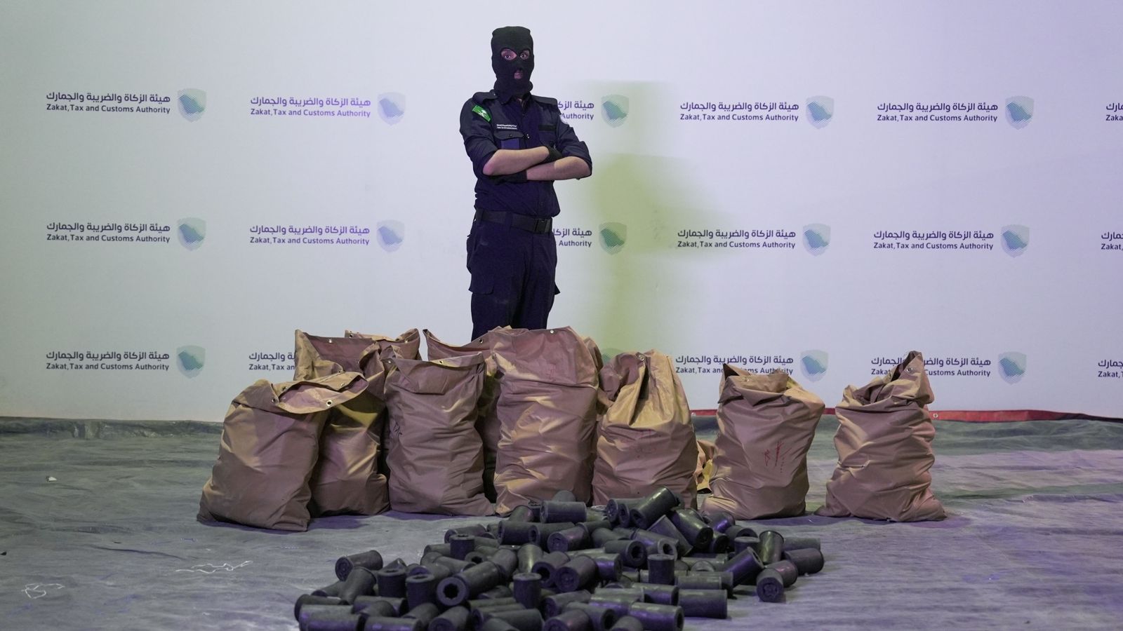 جمرك الحديثة يُحبط محاولة تهريب أكثر من 460 ألف حبة كبتاجون مُخبأة في إرسالية "قطع غيار"