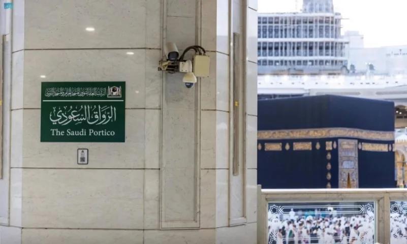 الانتهاء من تركيب اللوحات التعريفية بـ"الرواق السعودي" في المسجد الحرام