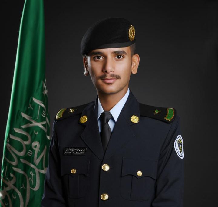 ريان القرني يحتفل بتخرجه ملازم أول من الكلية الأمنية