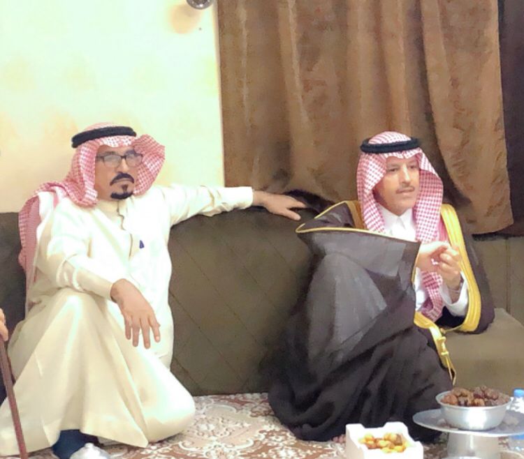 “محافظ تيماء” يعزي أبناء محمد صياح الجبل في وفاة والدهم