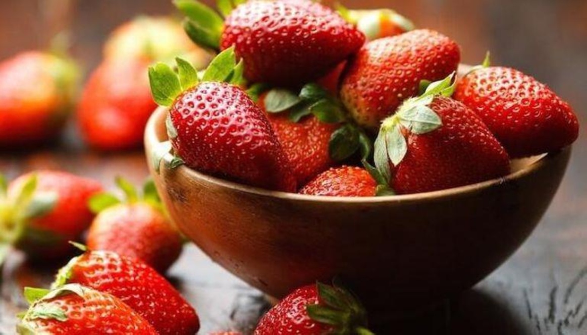 دراسة: الفراولة تحسن الإدراك وتخفض الضغط