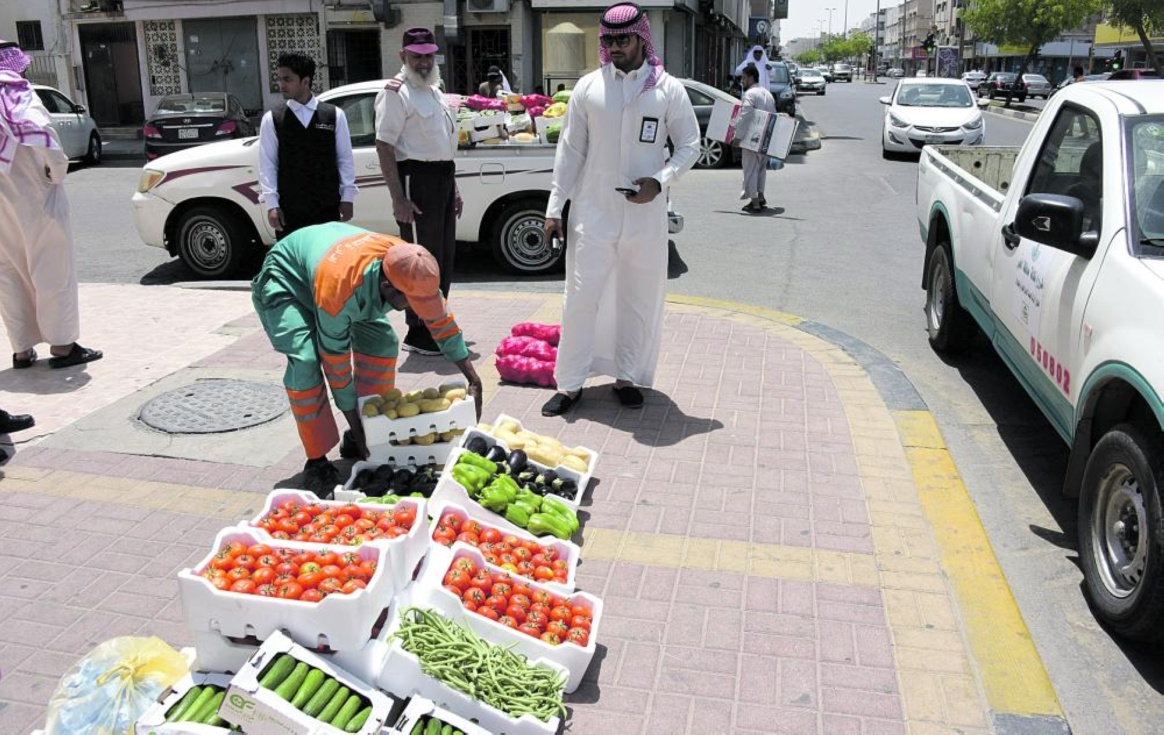 ألفا ريال غرامة "للبائع المتجول" غير السعودي