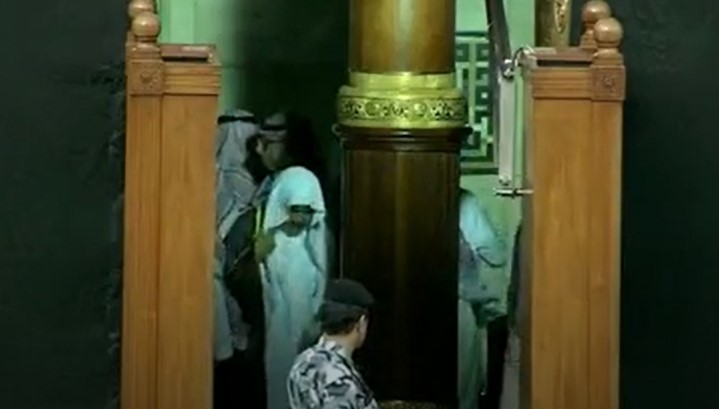 نيابة عن الملك.. نائب أمير مكة يتشرف بغسل الكعبة