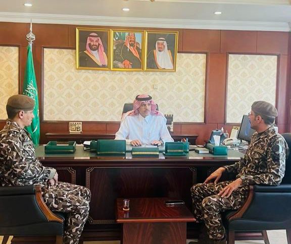 "محافظ تيماء "يستقبل قائد القوة الخاصة للأمن البيئي بمحمية الملك سلمان بن عبدالعزيز الملكية