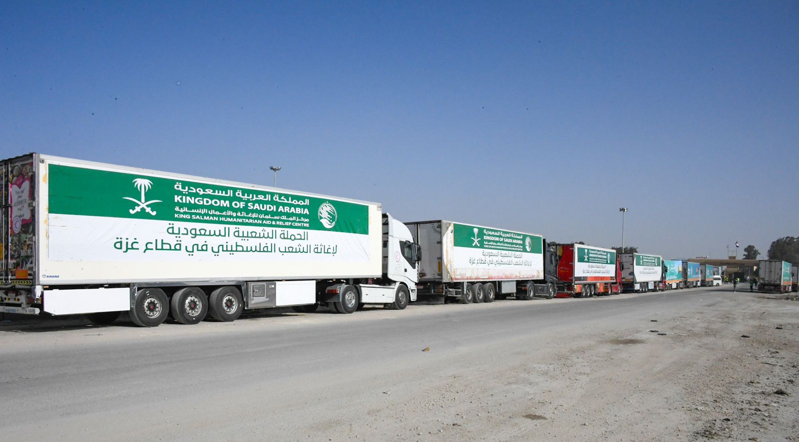 عبور القوافل الإغاثية السعودية معبر رفح الحدودي متوجهة إلى قطاع غزة