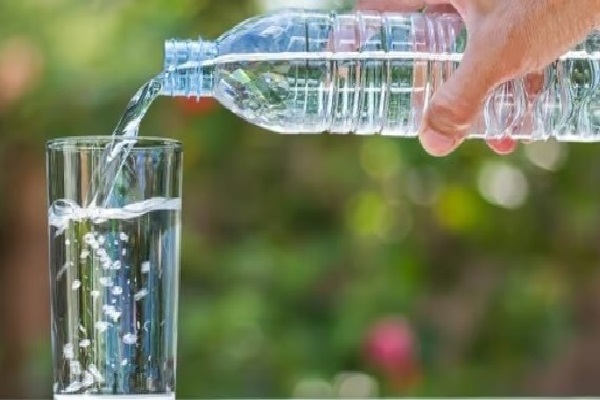 الصحة توصي .. لا ينسيك بردُ الشتاء شربَ احتياجك الكافي من الماء