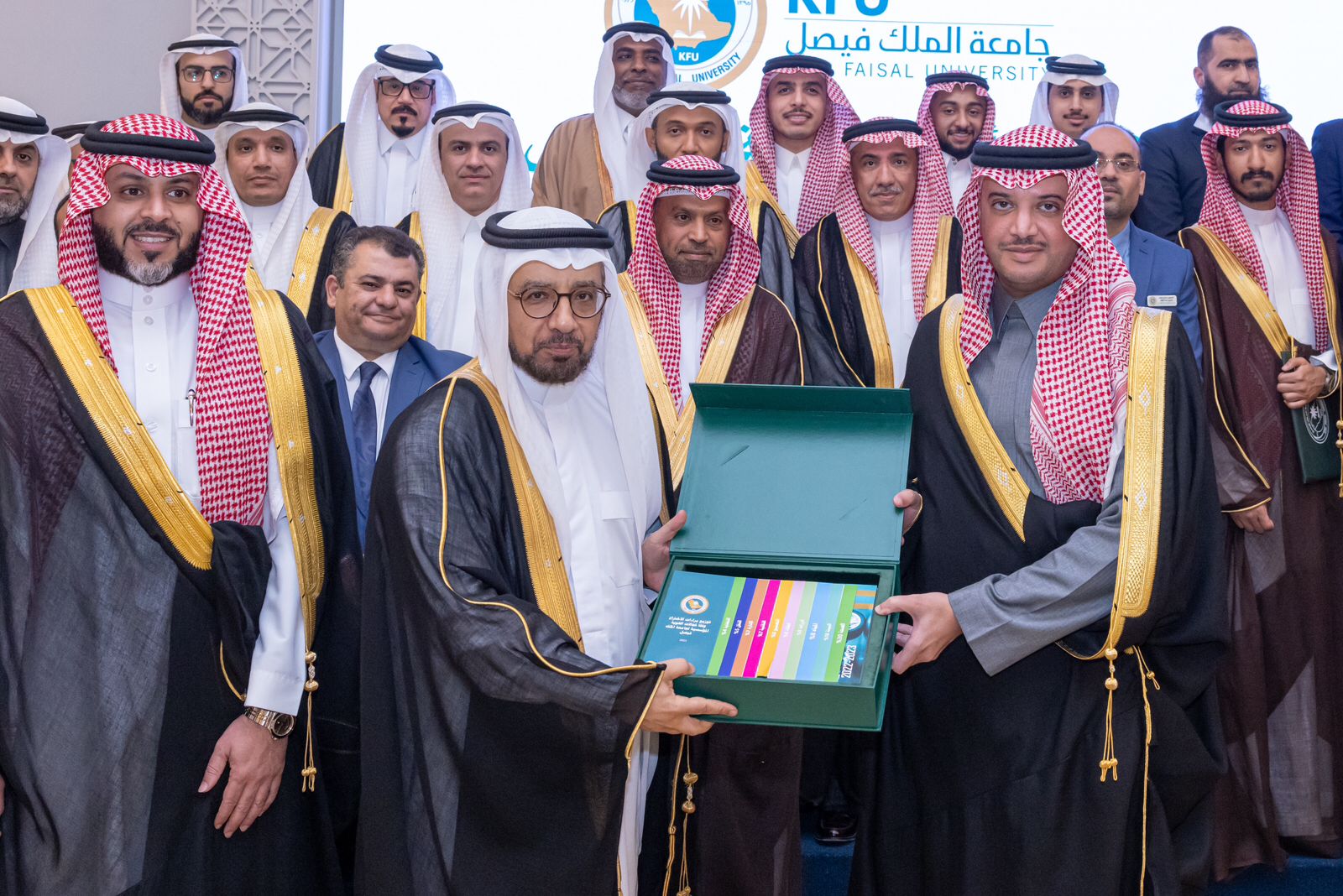 محافظ الأحساء يلتقي قيادات جامعة الملك فيصل ويكرم المخترعين والباحثين